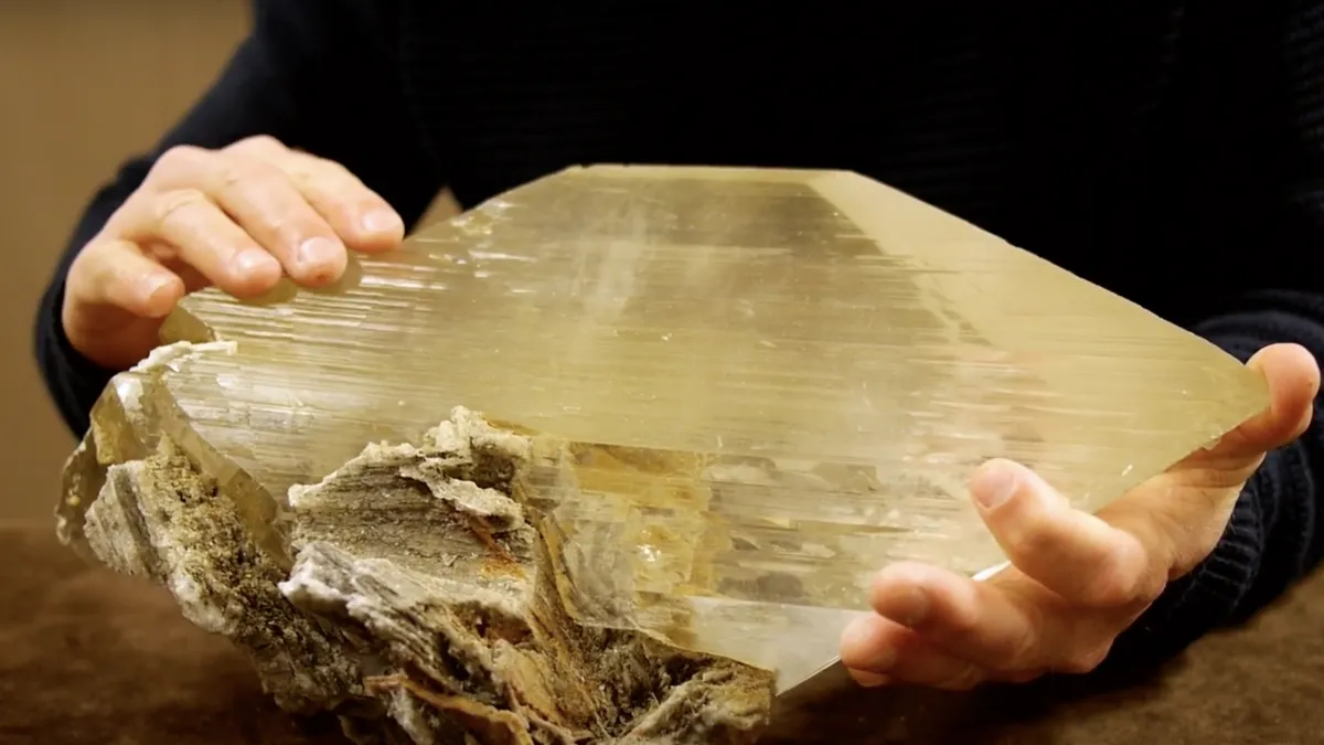 鉱物　GYPSUM Gypsum Crystals: Mineral Ships for Alien Life? | Natural History